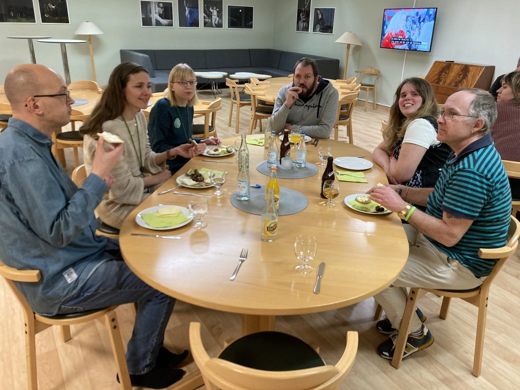 Deltagare som äter god mat