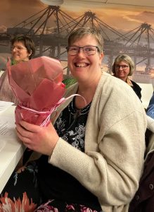 Gunilla med en blomma