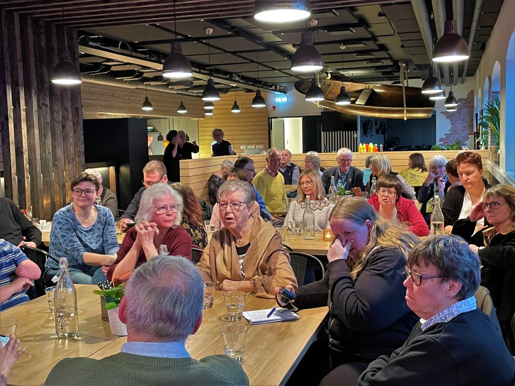 Deltagare som lyssnar på musik