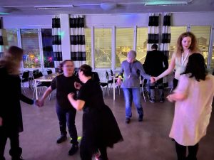 Bild med personer som dansar