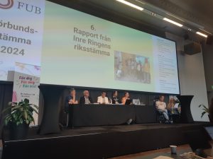 En scen med många människor