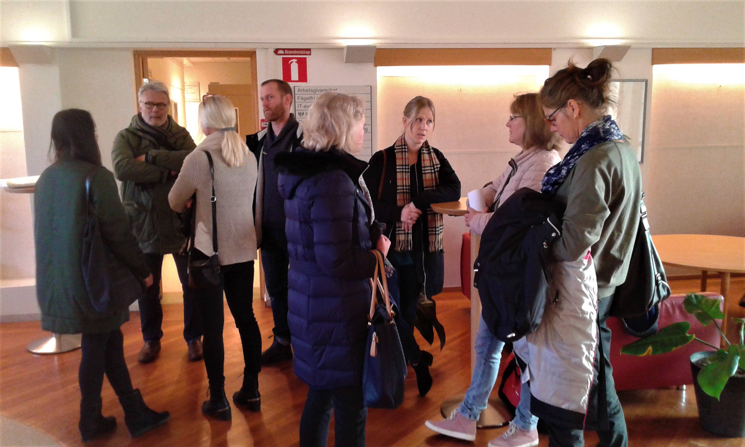 Föräldrar väntar på att bli insläppta i KS salen