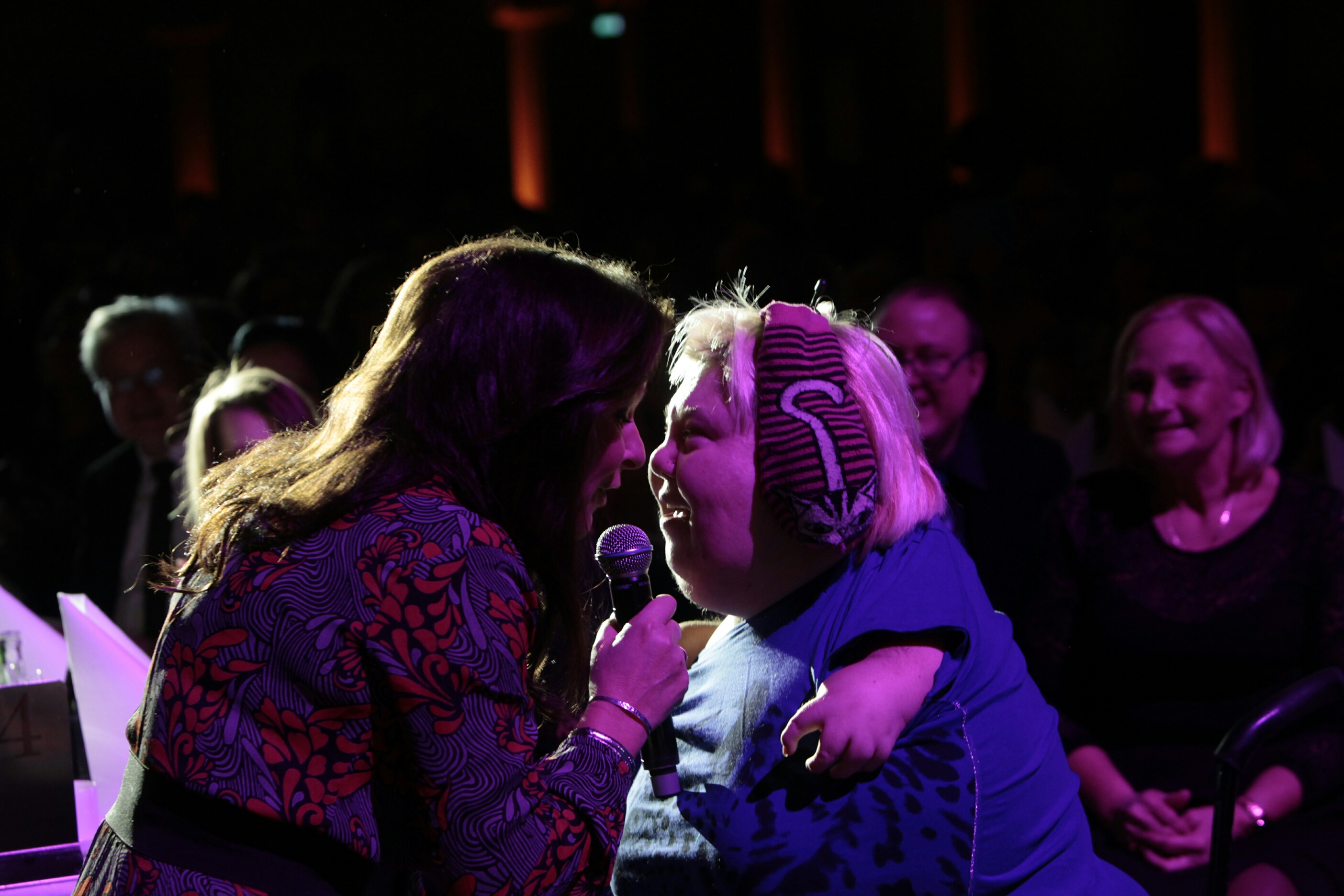 Lotta Engberg tar med en galagäst i sången