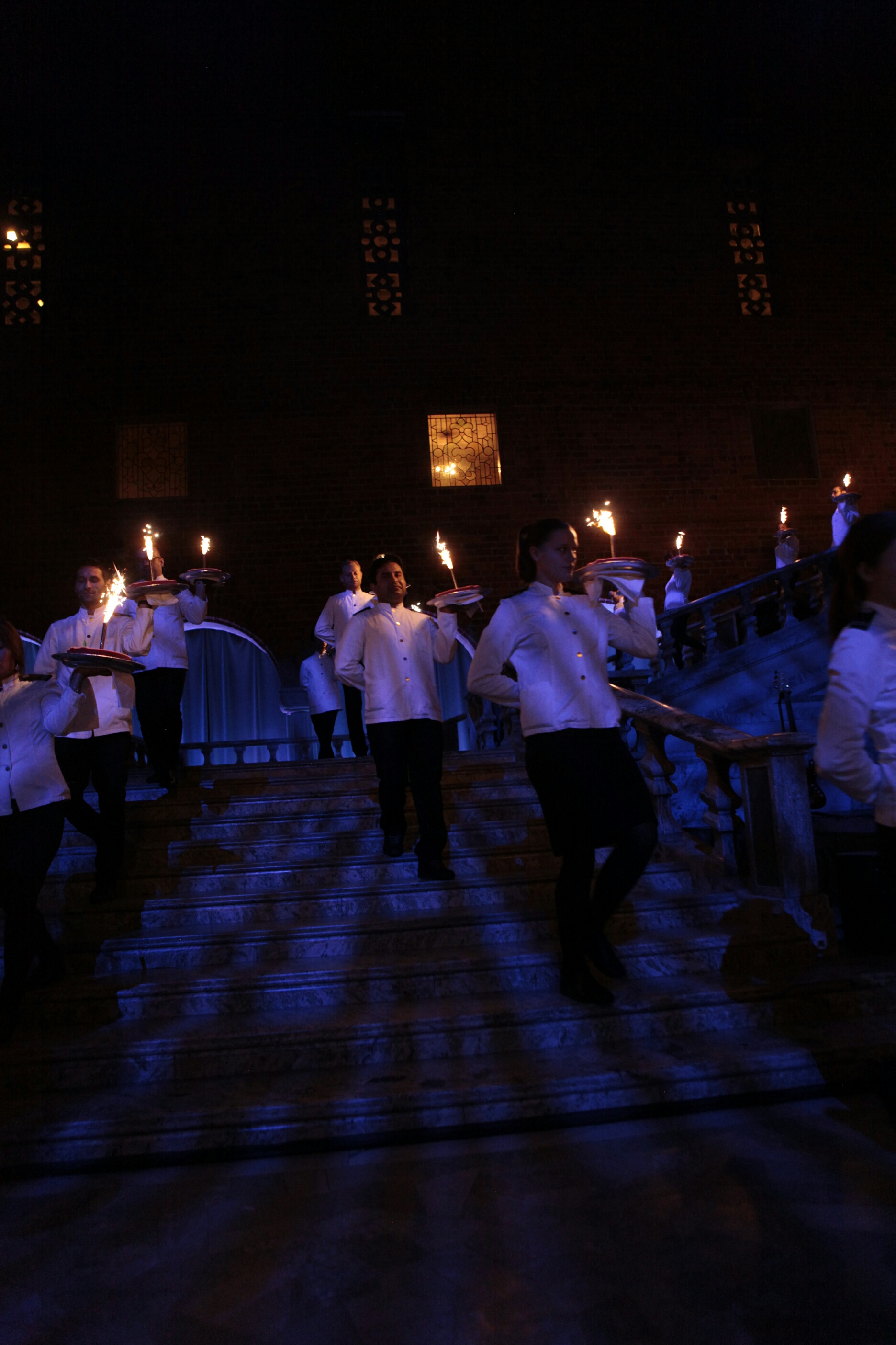Klassisk glassparad nedför trappan i Blå hallen