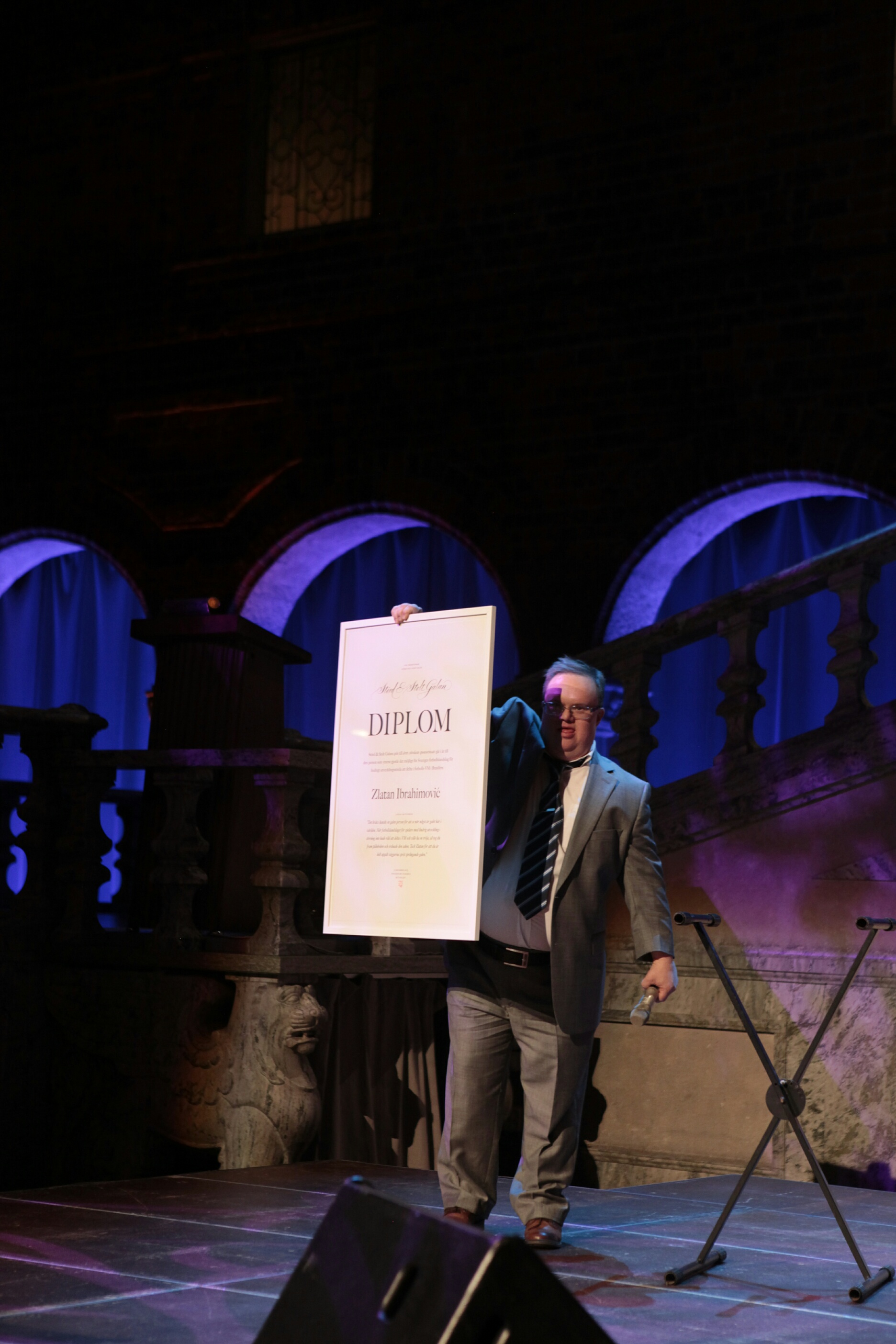 Mats Melin med Zlatans diplom