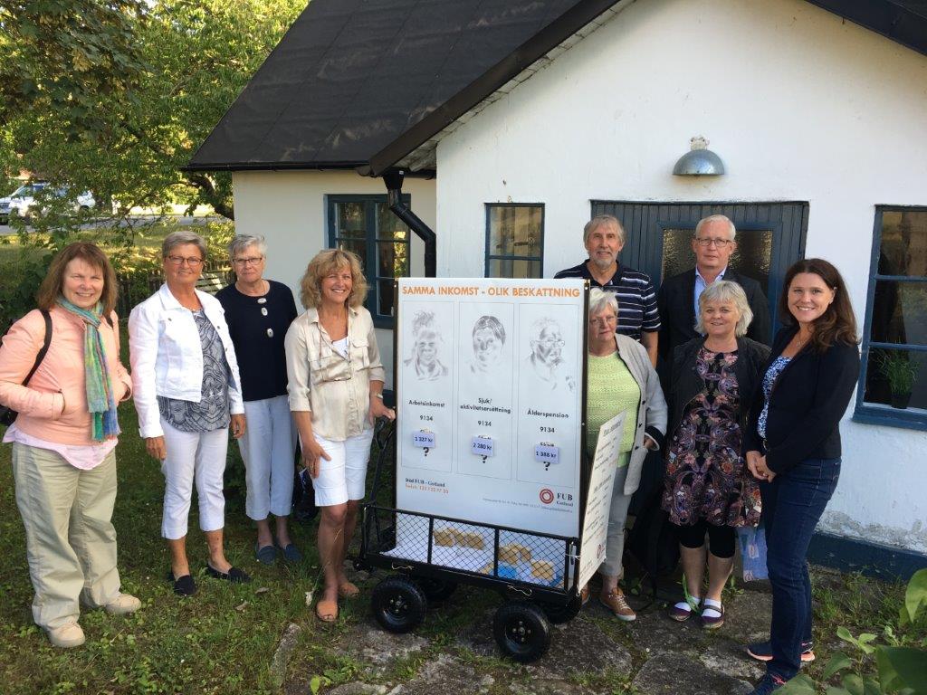 Almedalen 2017 Vid FUB Gotlands Kvarnstugan och Lennart Lingvalls ekonomi-vagn. Judith Timoney, Barbro Hejdström Nilsson, Cathrin Bergström, Katarina Markström, Inge Werkelin, Kristina Björkander, Per Liljeroos, Kerstin Gatu, Maria Sundström.