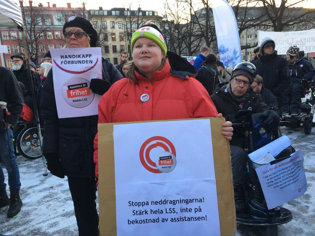 Annika Nyström-Karlsson från Handikappförbunden, Katarina Garmavölgyi och Roger Andersson från FUB Stockholm på Assistans är frihet! Rädda LSS!-manifestation Stockholm 3 december 2016