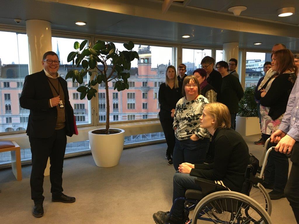 Anpassad IT-deltagarna besöker riksdagen efter prisutdelning av Arvsfondens guldkorn 2018. Per Lodenius berättar om riksdagsarbetet.