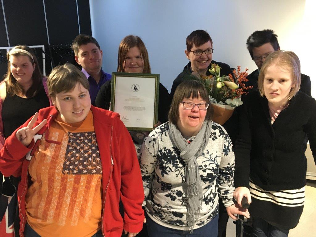 Anpassad IT-deltagare med blommor och diplom från Arvsfonden. Lina Olsson, Miriam Bilitski, Pär Tegnér, Tina Westerlund, Kristina Åkerlund, Susanne Edlund, David Sjölander Johansson och Louise Andersson.