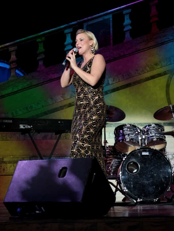 Clara Olsson på scen