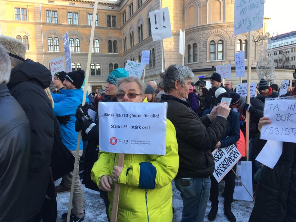 Conny Bergqvist och många andra på Assistans är frihet! Rädda LSS!-manifestation i Stockholm 3 december 2016