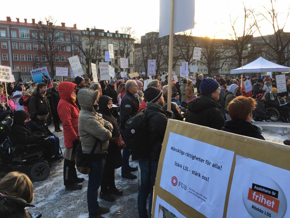 Flera hundra demonstranter på Assistans är frihet! Rädda LSS!-manifestation Stockholm 3 december 2016