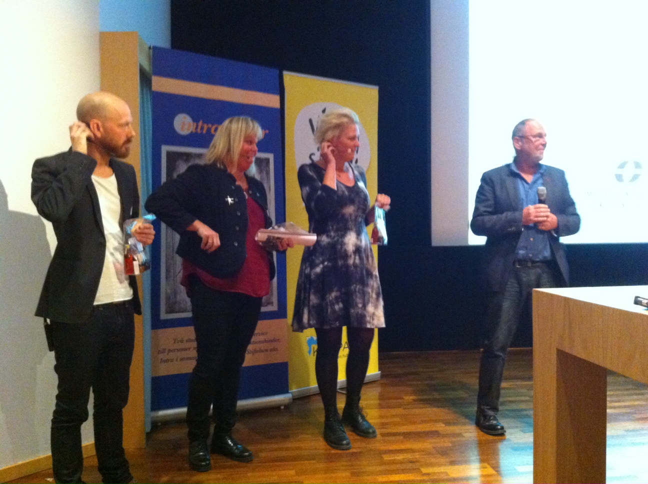 Föreläsarna från Eskilstuna som berättade om Pedagogiskt föhållnings- och Arbetssätt får sina presentpåsar från dagliga verksamheten Glasade Gången