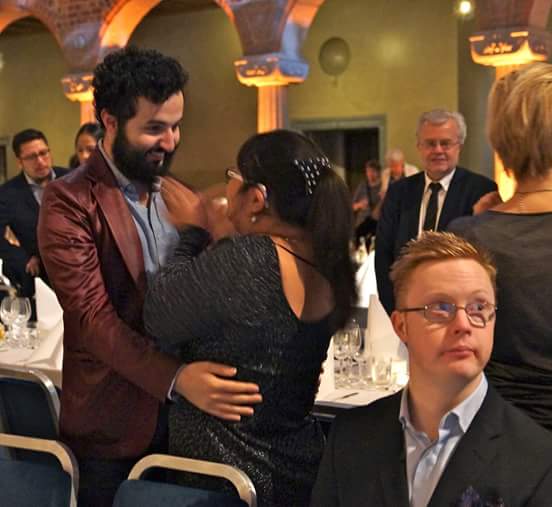 Soran Ismail och Victoria Valverde med Viktor Barkström i förgrunden 