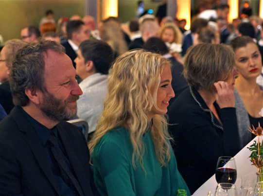 Sören Olsson med sällskap vid bordet 