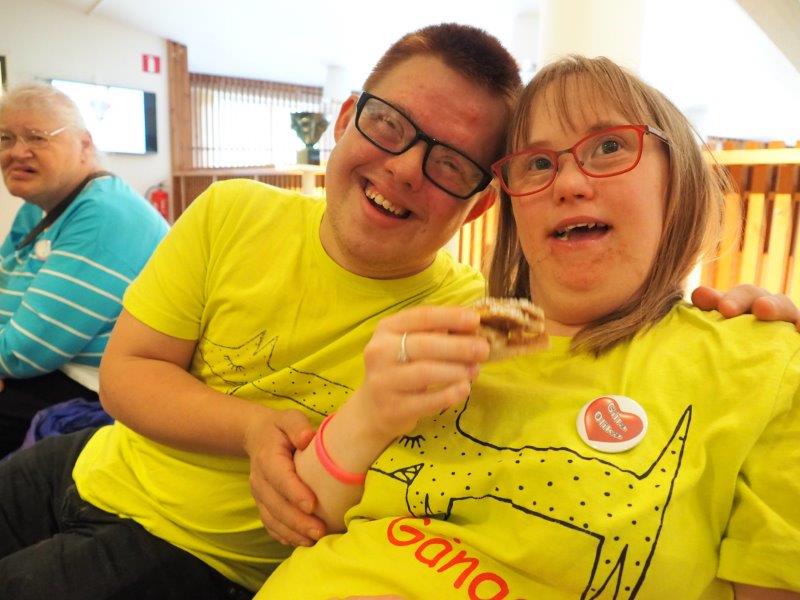 FUBs förbundsstämma 2017 Goa Gänget dansade med oss, men här är det fika för ett par av deltagarna i Goa Gänget.