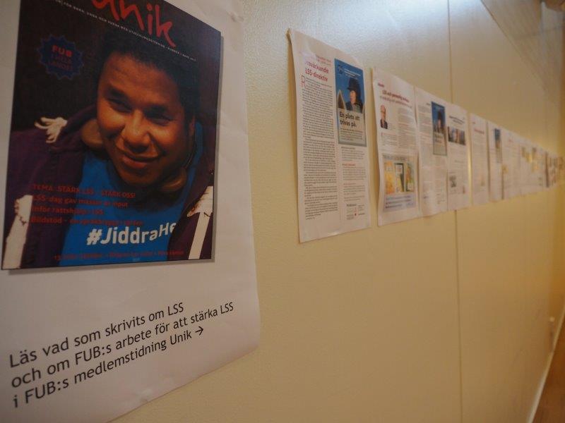 FUBs förbundsstämma 2017 LSS-frågan tar plats på väggen och i samtal. På väggen i konferenssalen finns sidor ur Unik som handlar om LSS.