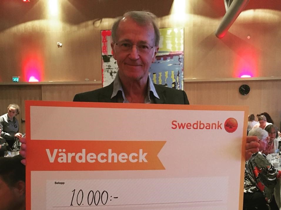 FUB:s förbundsstämma 2018 Tom Alandh med check för FUB:s hederspris