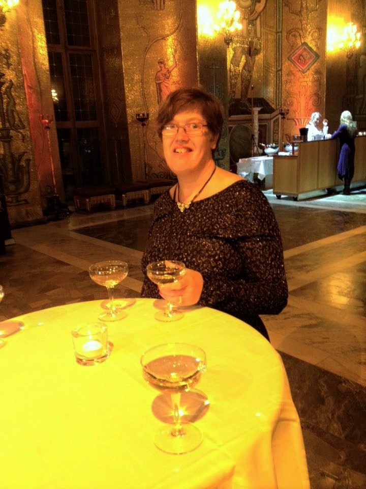 Gunilla minglar i Gyllene salen