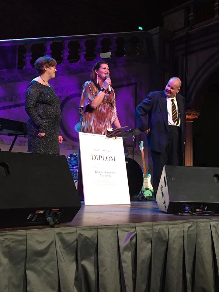 Gunilla delar ut pris