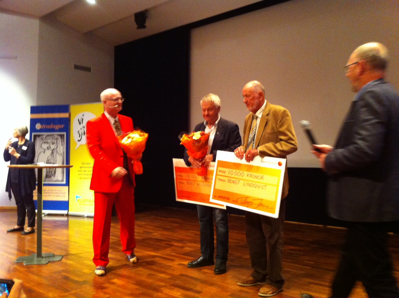 Thomas Jansson delar ut FUB:s hederspris till Bengt Westerberg och Bengt Lindqvist med assistans av Hans Hallerfors