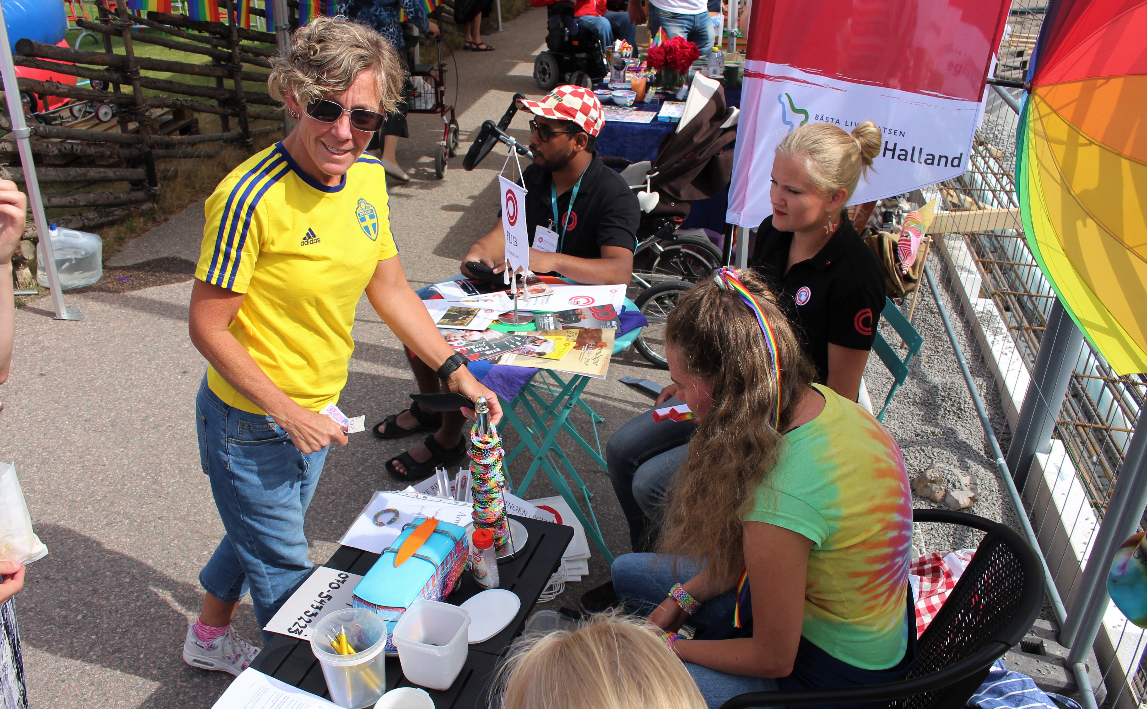 Besökare hos FUB :s monter