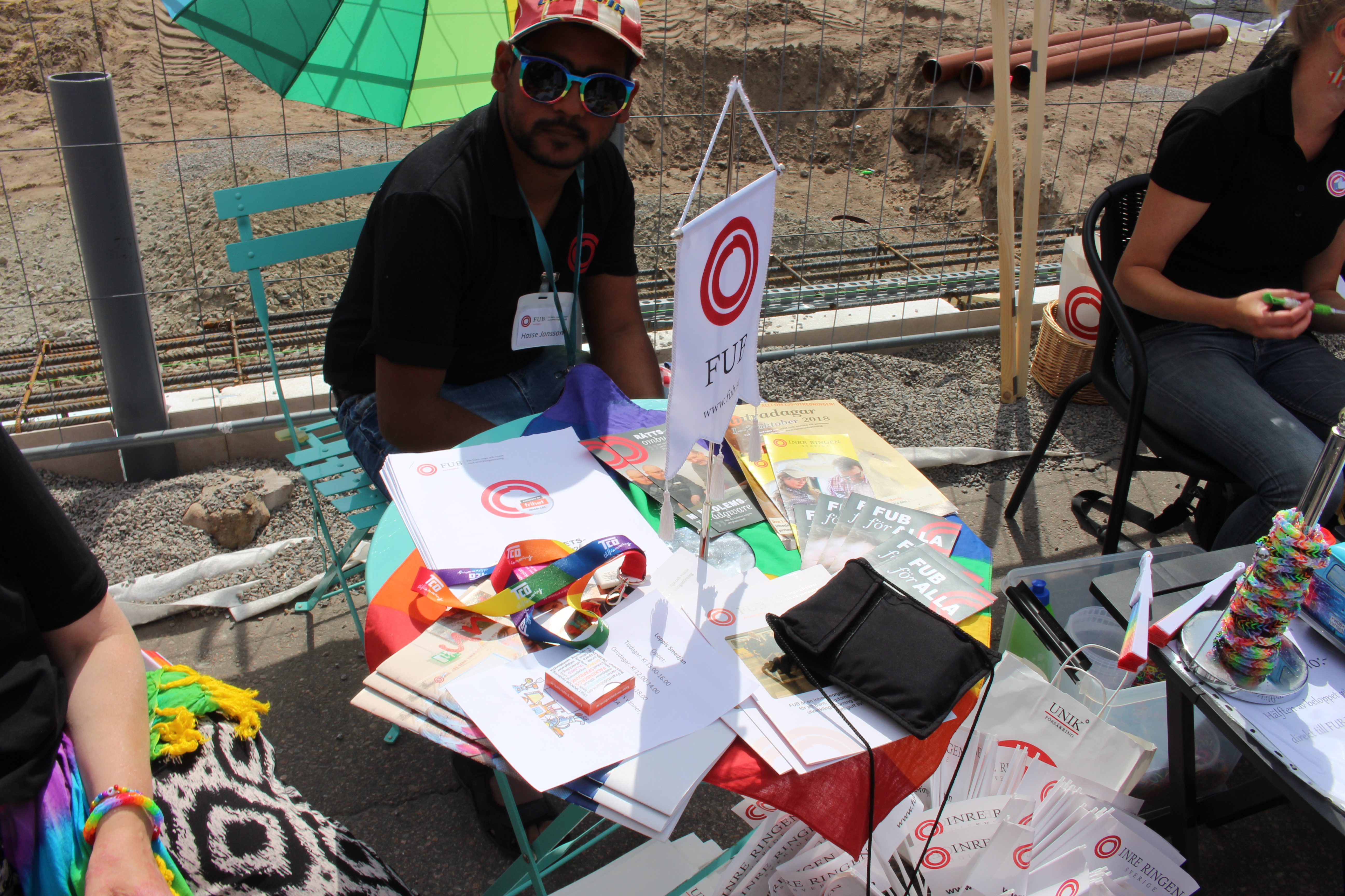 Hasse vid informationsbordet.