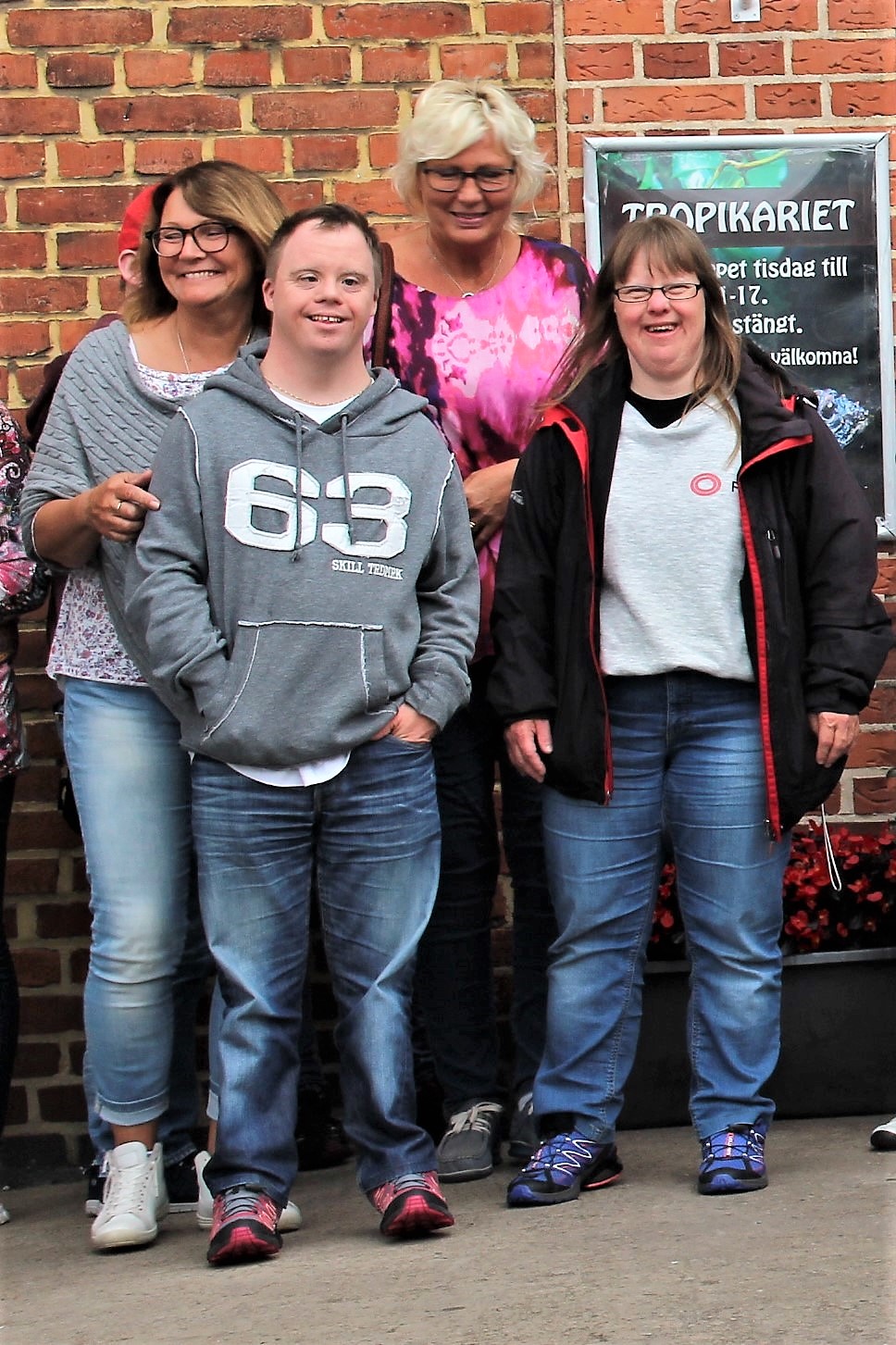 Marie och Tobias med personal