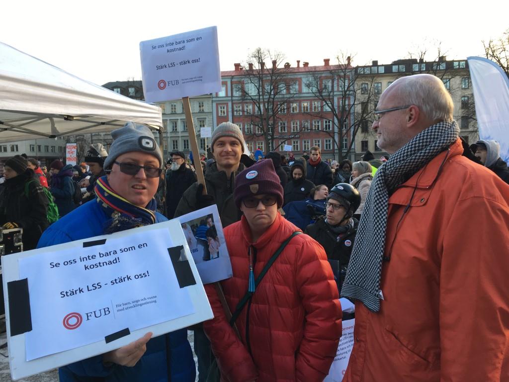 Krister Ekberg, Anna Ekberg, Jesper Symreng och Thomas Jansson på manifestationen Assistans är frihet! Rädda LSS! i Stockholm 3 december 2016