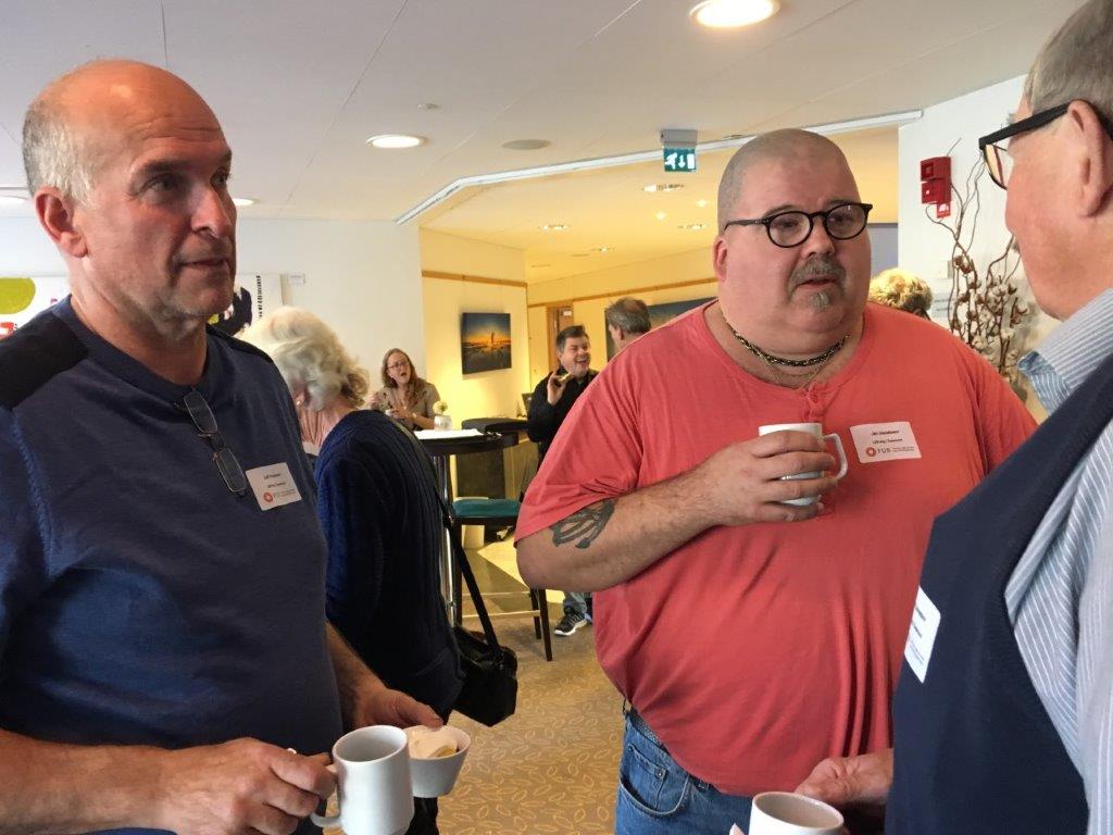 LSS-dag i Östersund: Samtalen fortsätter i kaffepausen.