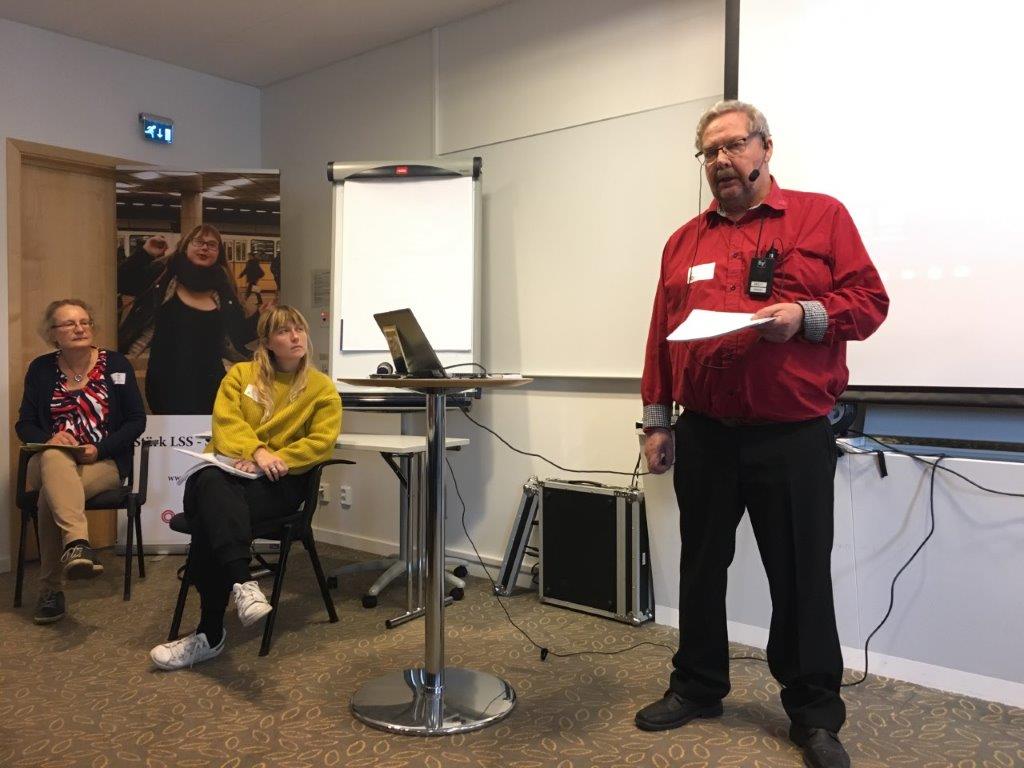 LSS-dag Östersund, Eva Borgström, ombudsman på FUB, och Julia Henriksson, förbundsjurist på FUB, sittande, Alf Lundin talar.
