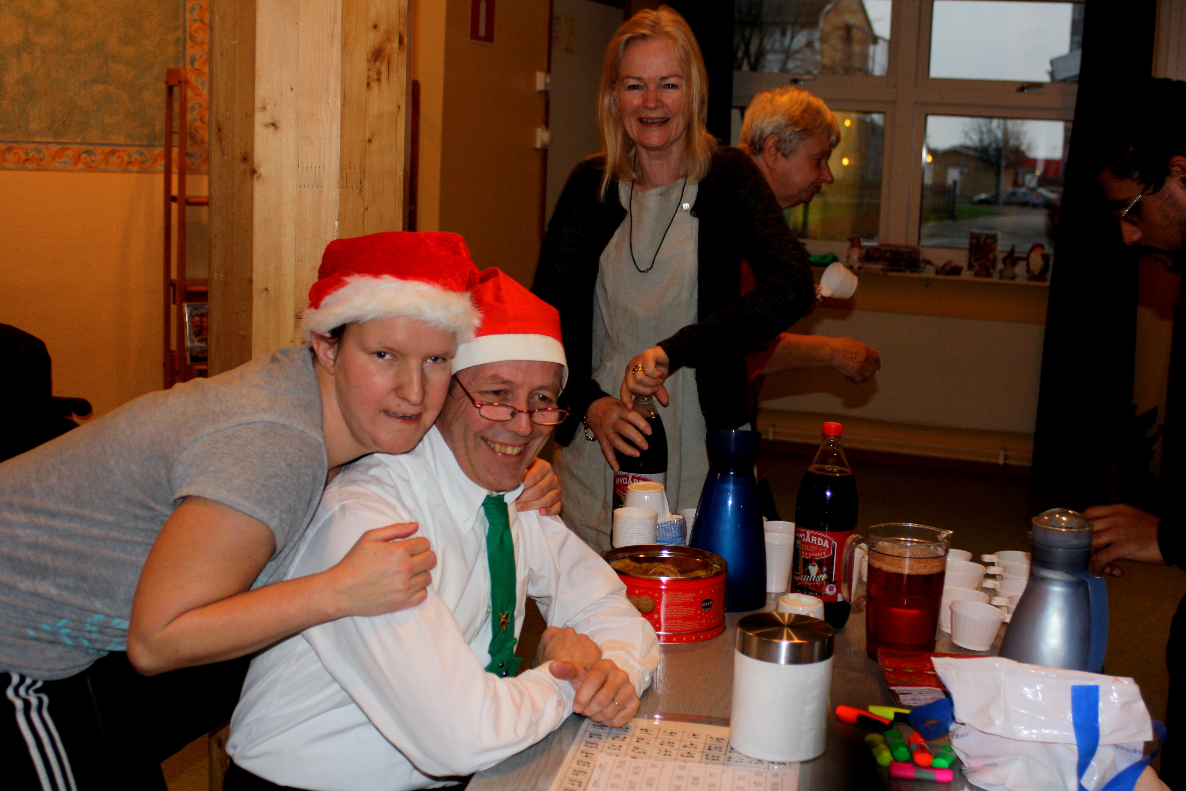 Julbingo från 2014. Elin kramar Åke