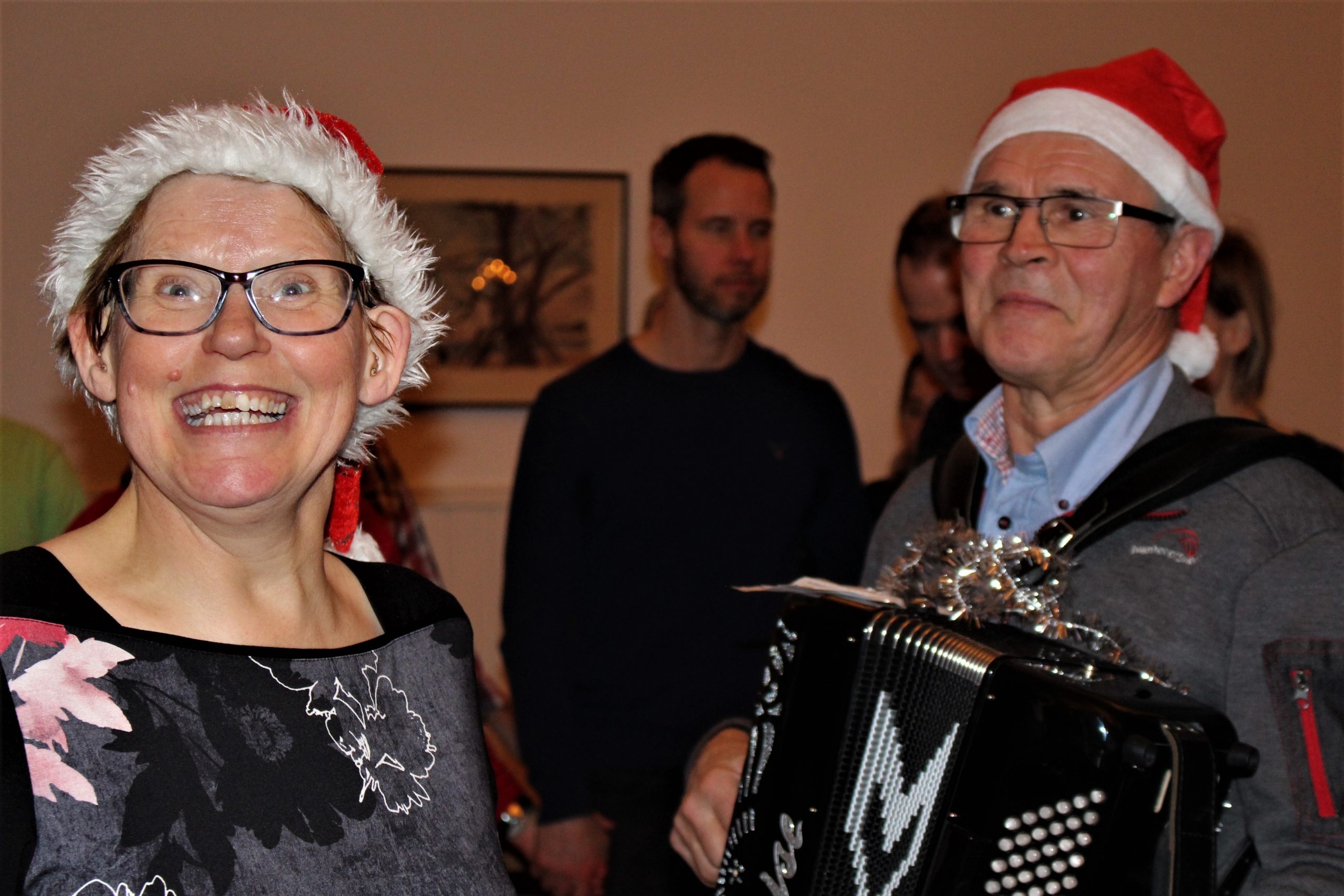 Eva och Bernt som leder dans kring granen