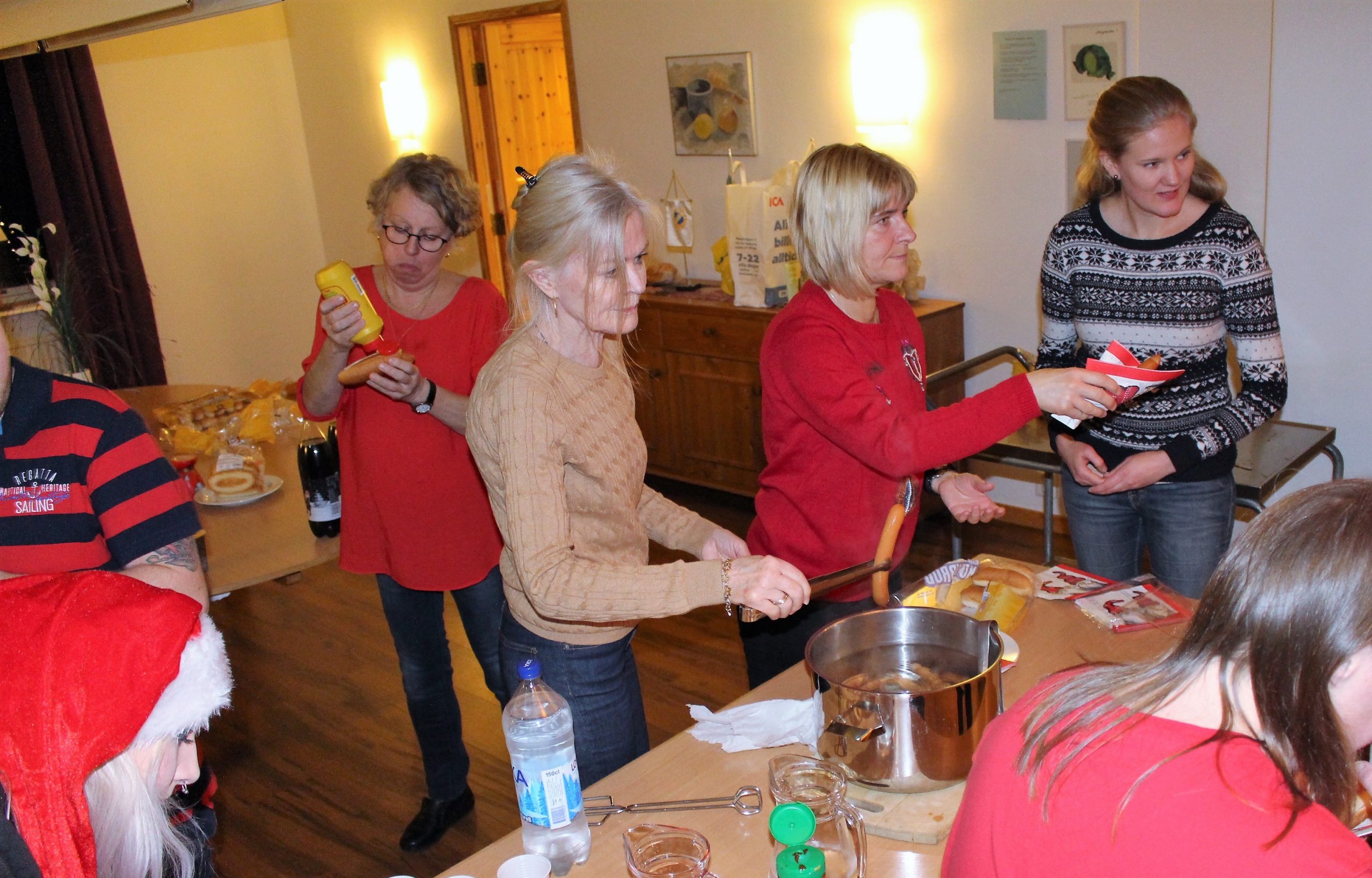 Utdelning av korv med bröd på julfest