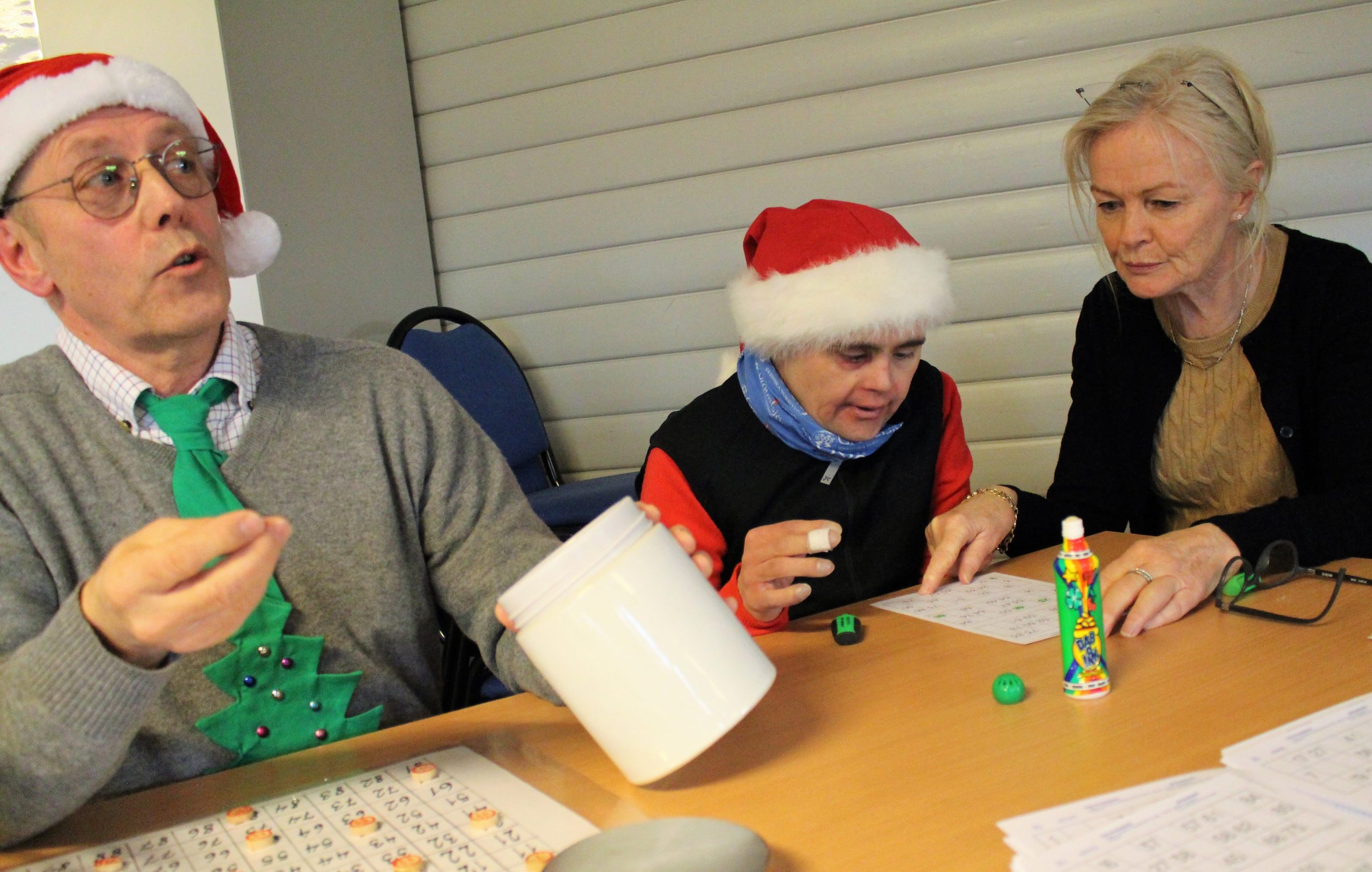 Åke, Johan och Monica spelar bingo