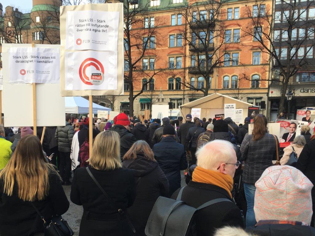 lss-manifestation_stockholm_2017_deltagare_och_skyltar_bakifran_35_2