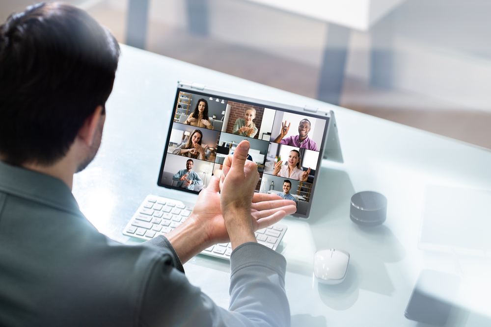 29596-61525115-learning-disabled-deaf-sign-language-in-video-conference