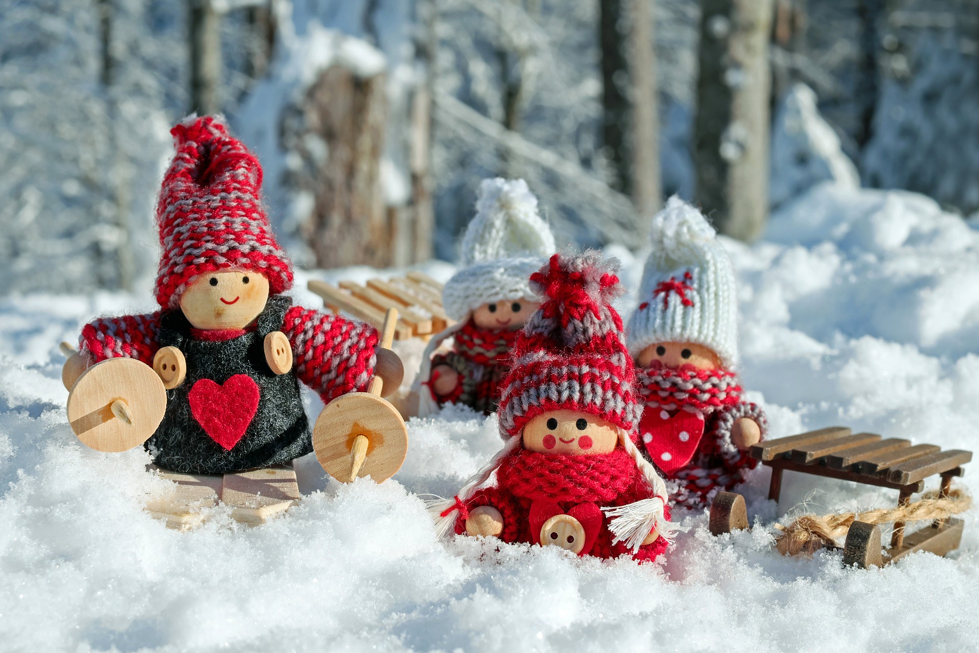 julfigurer i snö