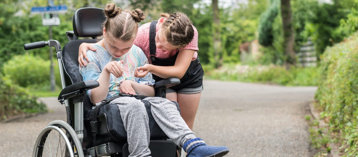 Flicka i rullstol