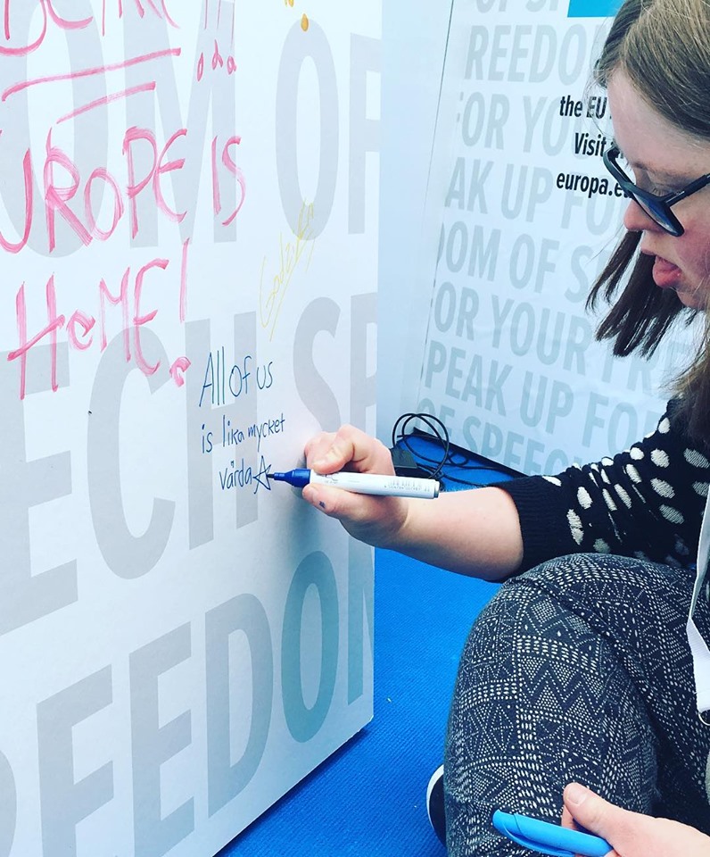 Klara Lüning skriver sin åsikt på European Youth Week