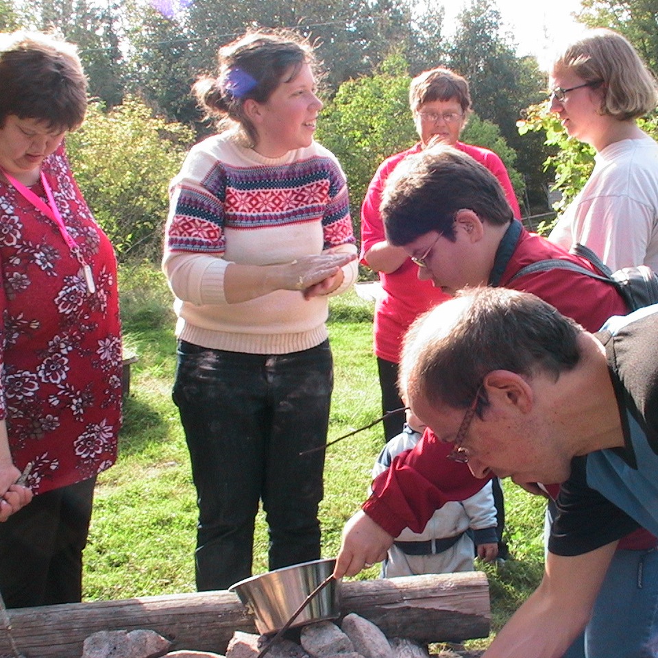 Klippan Woxnadalen grillar korv. Bilden är från 2006.