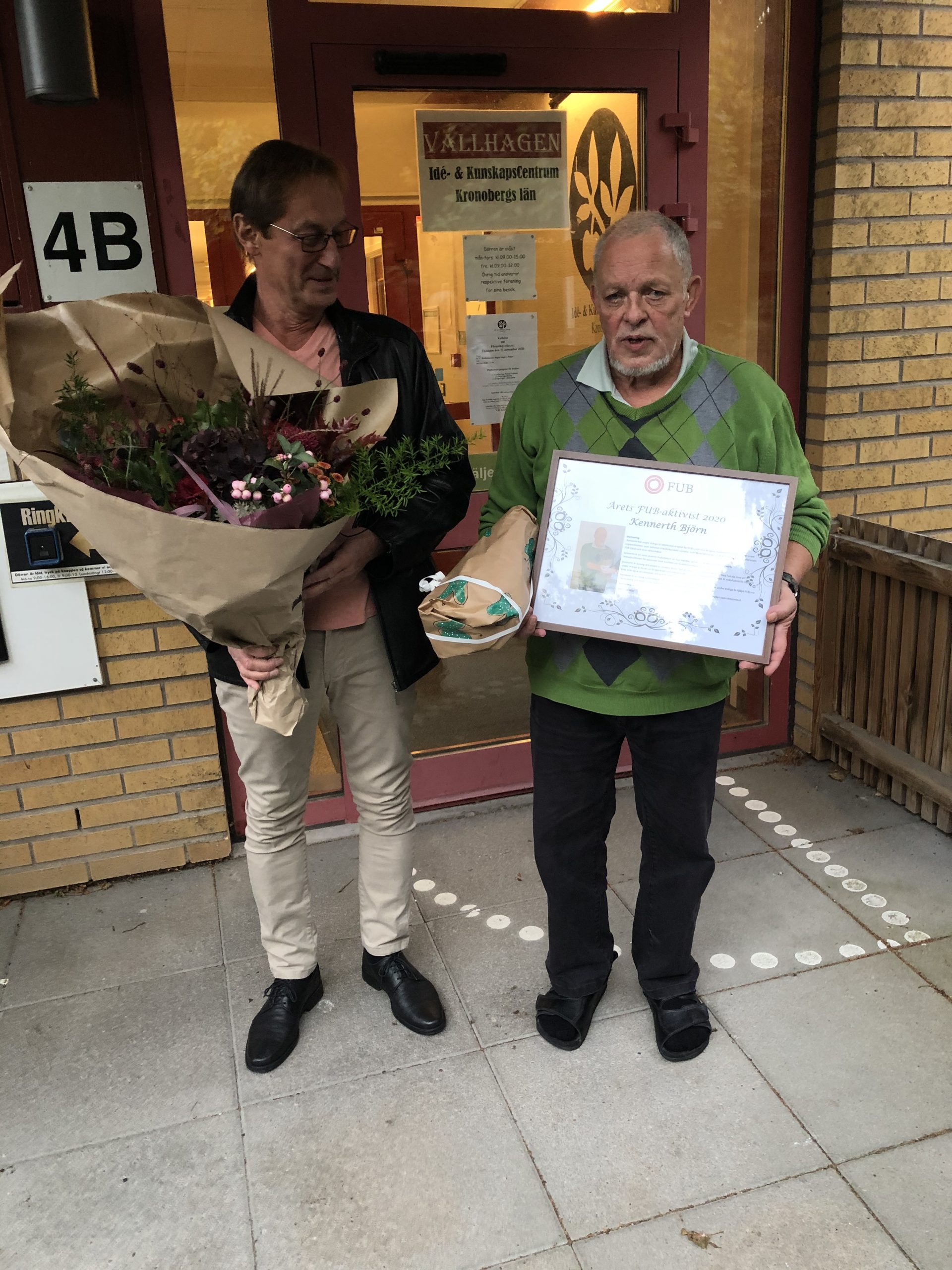 Gert Iwarsson och Kennerth Björn med blombukett och diplom