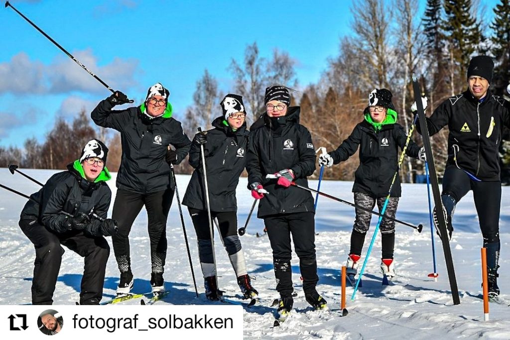 Uttervägens hjältar på skidorna en solig vinterdag Fotograf Fredrik Solbakken