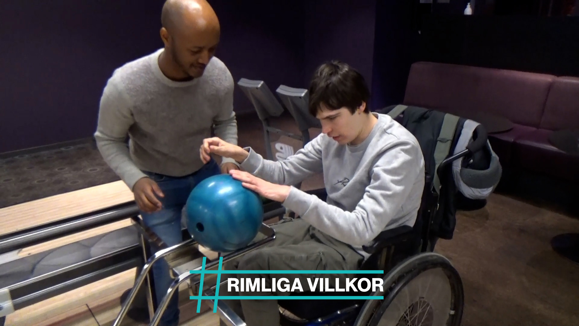 Assistent Andnet och assistansanvändare Björn i bowlinghallen