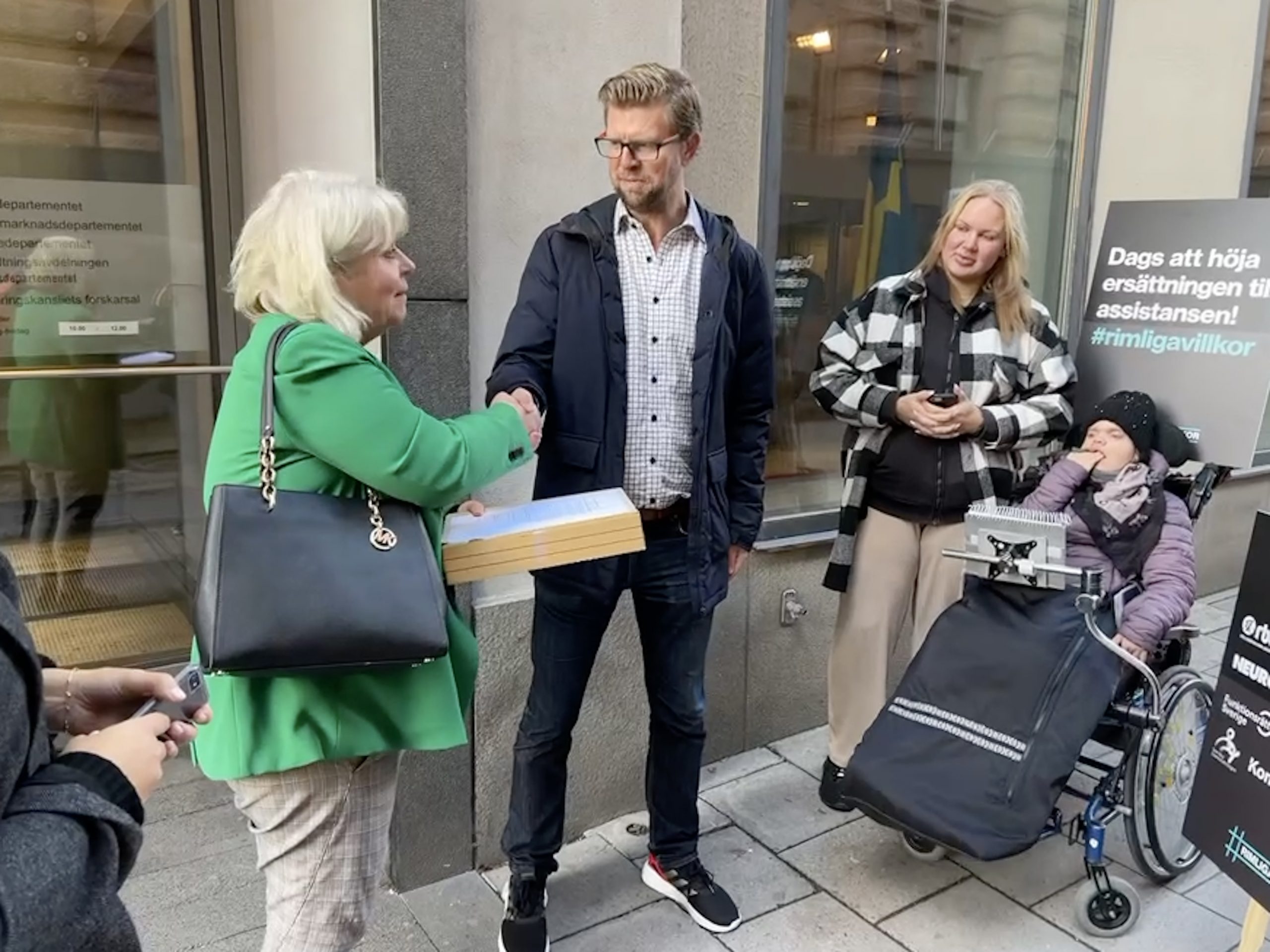 Kampanjen Rimliga villkor överlämnar underskrifter till socialtjänstminister Camilla Waltersson Grönvall 3 november 2022