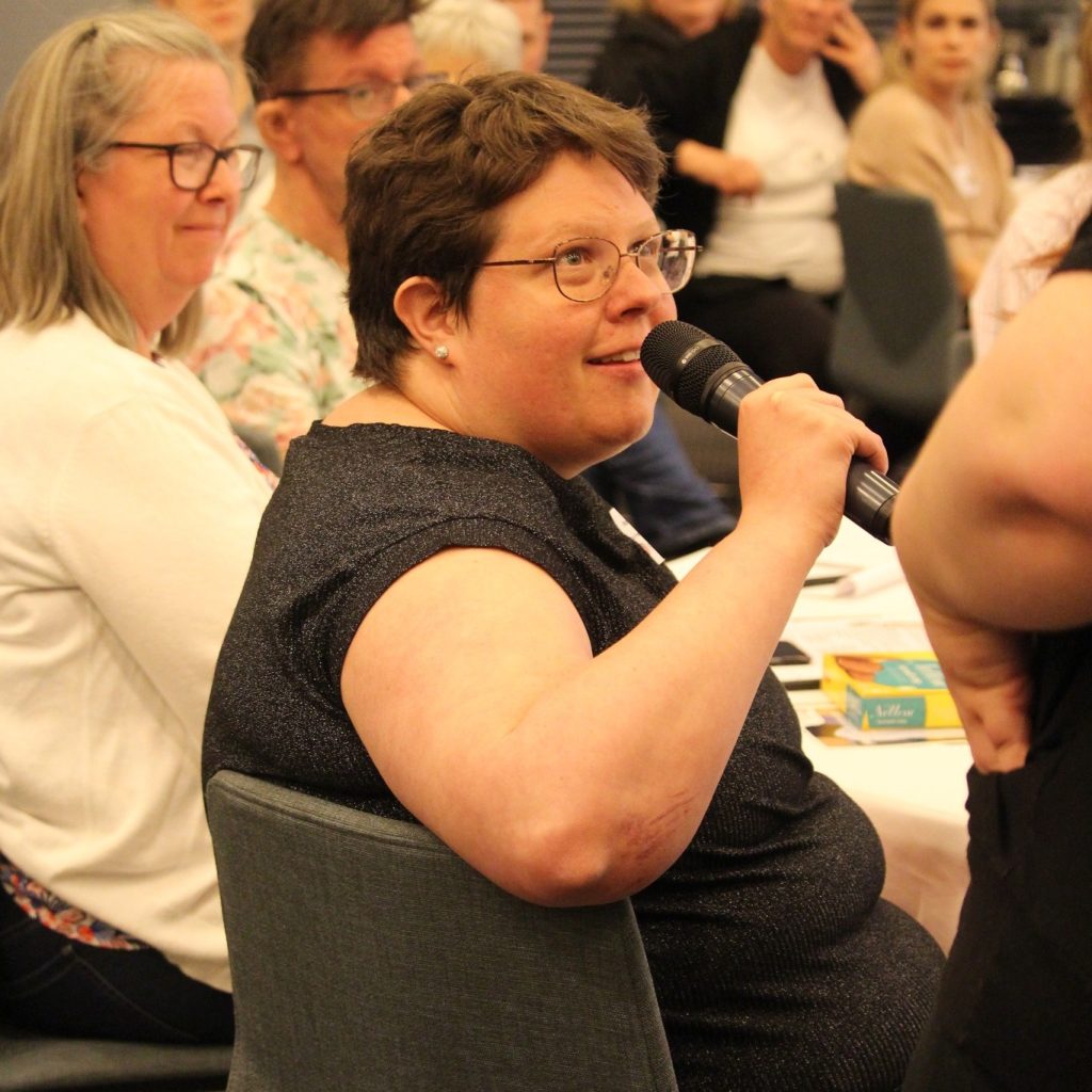 Nathalie Högö pratar i mikrofonen vid sitt bord på Framtidskonferensen 2023. 